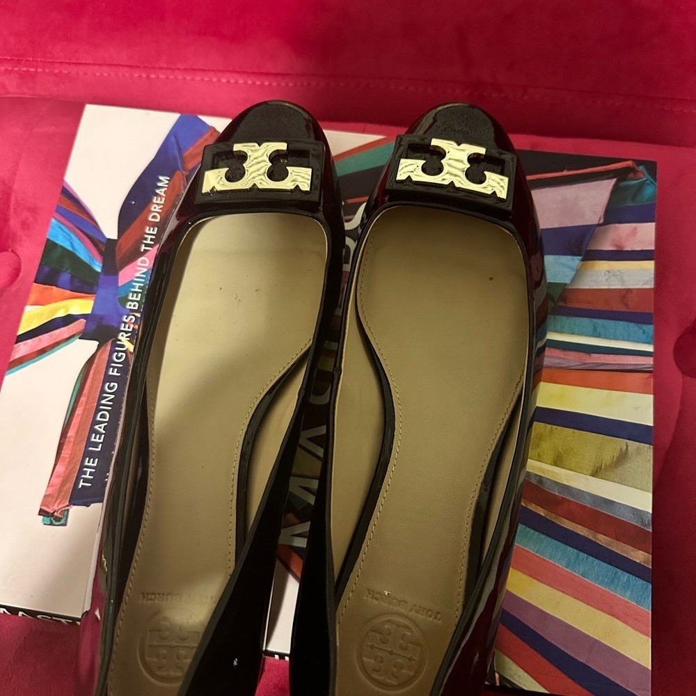 LIKE NEW Tory Burch patent leather shoes